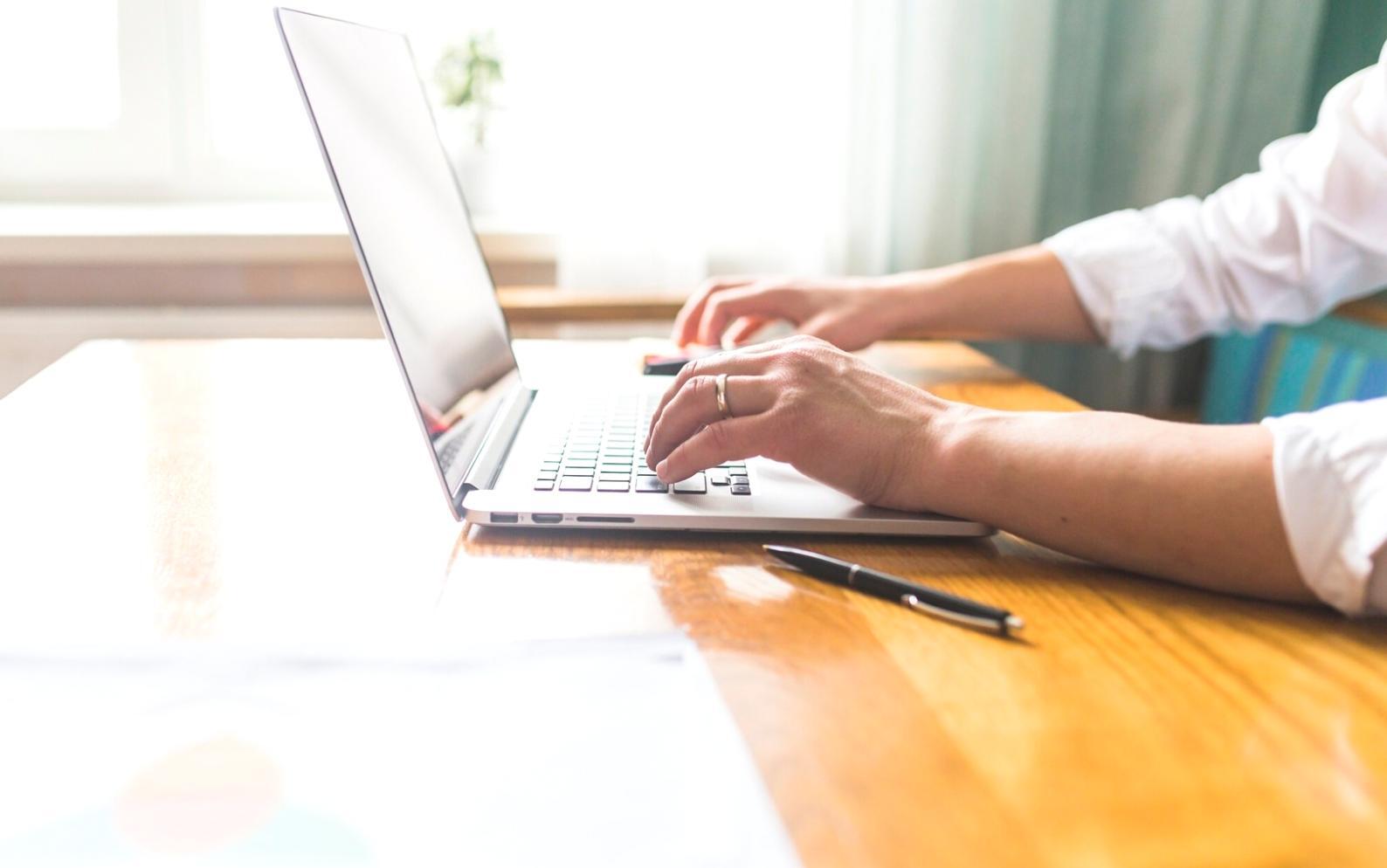 Moderne Arbeitsplatz-Setup für effektives Finanzlernen