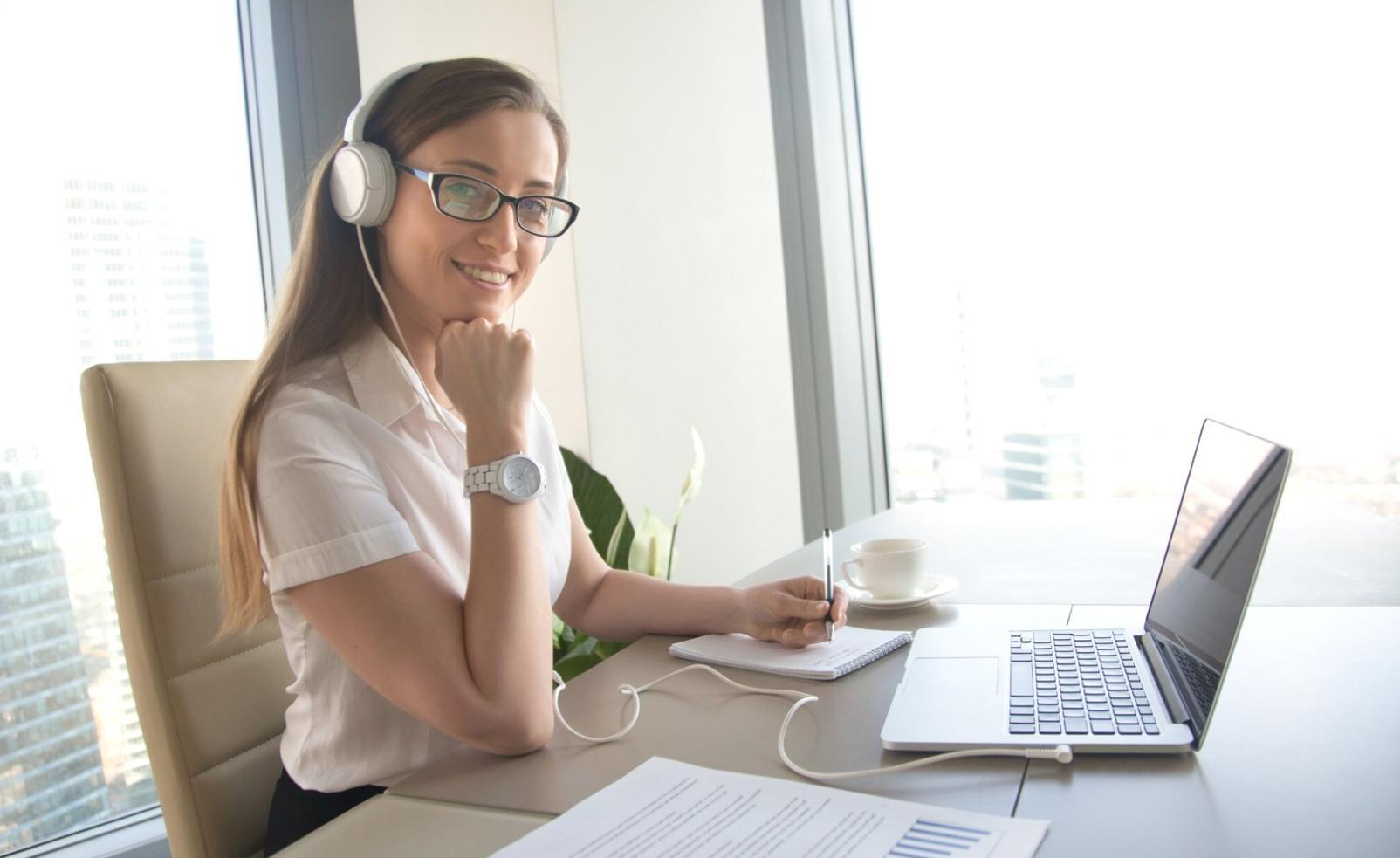 Person lernt Finanzstrategien am Computer von zu Hause aus